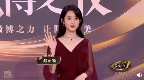 怎么感觉有点疲惫?百克力:今天下雨所以选了一身白的?你们都是怎