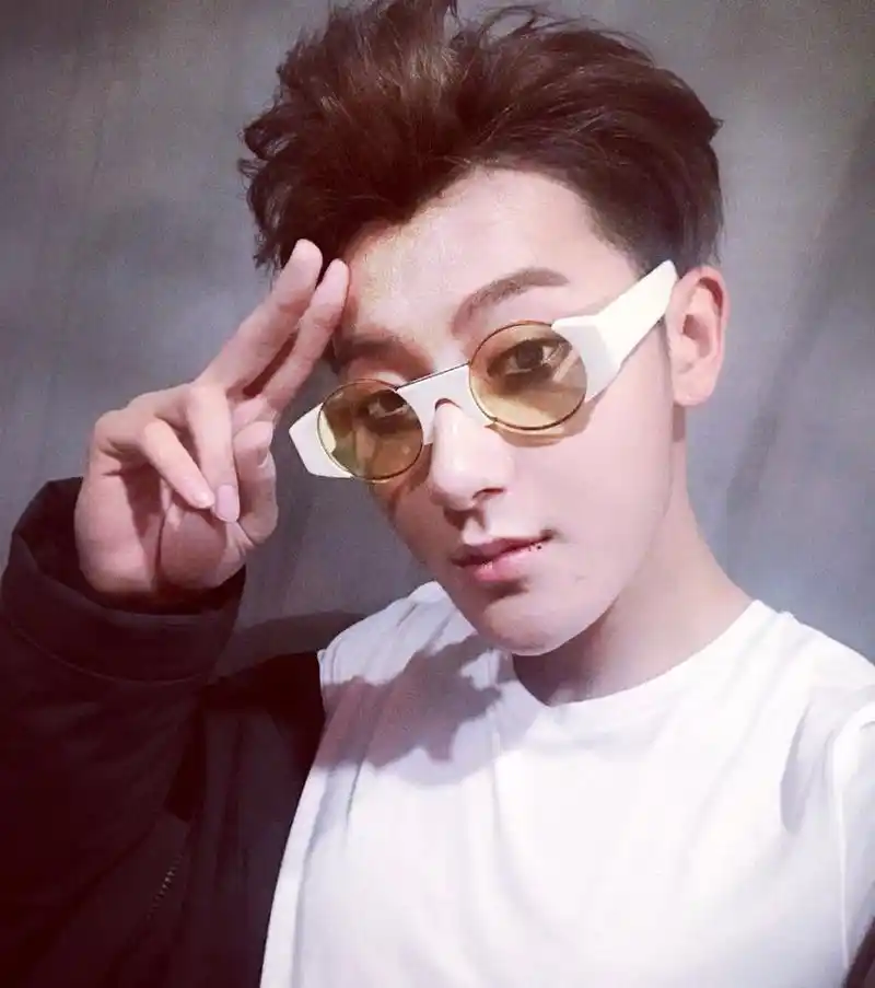 黄子韬的自拍照终于来了,他自拍也有个特点!