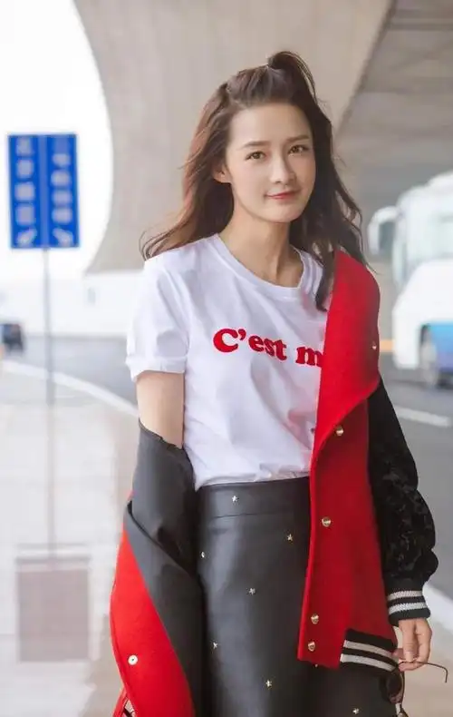 李沁不愧是公认的清爽女神穿短袖衬衫搭配高腰短裤简约又时髦