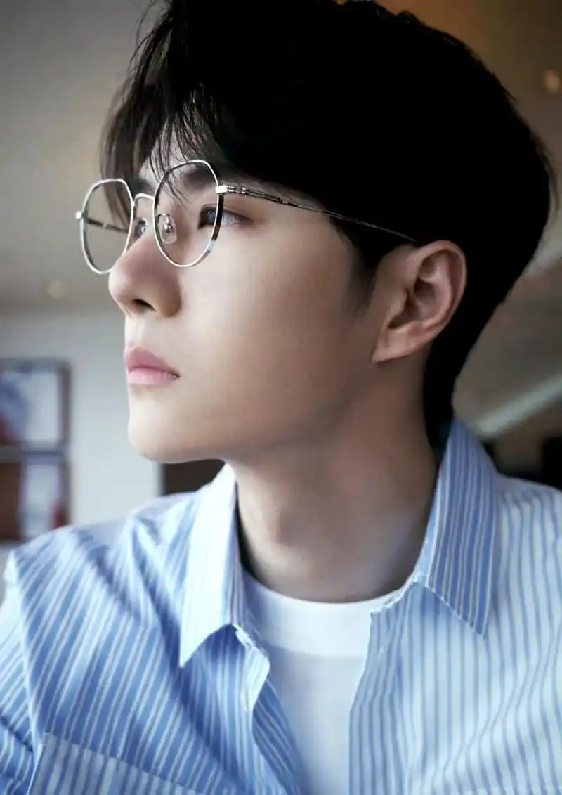 王一博和王鹤棣的工作室都出图了!今天帅哥都是眼镜造型