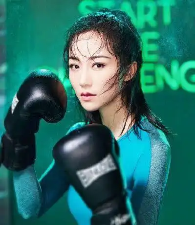 真是显得朝气又有活力啊,另外,你看这马甲线, 这身材,有没有超级羡慕