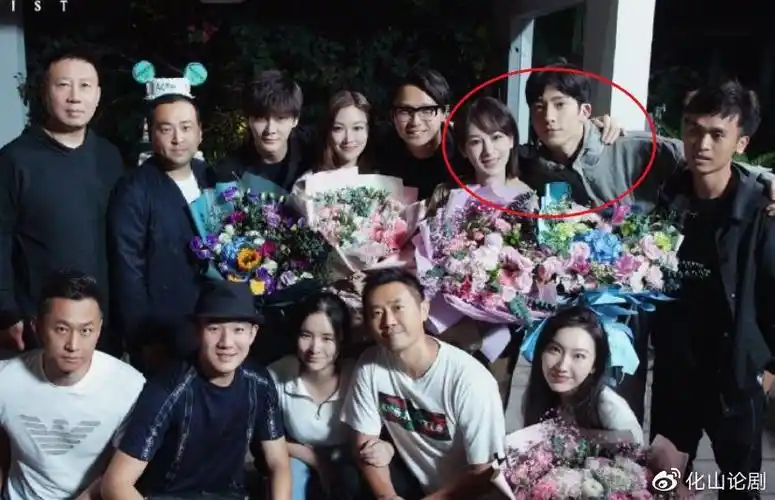 杨紫新戏杀青晒和井柏然合照谁注意男方手放的位置这对cp我磕了