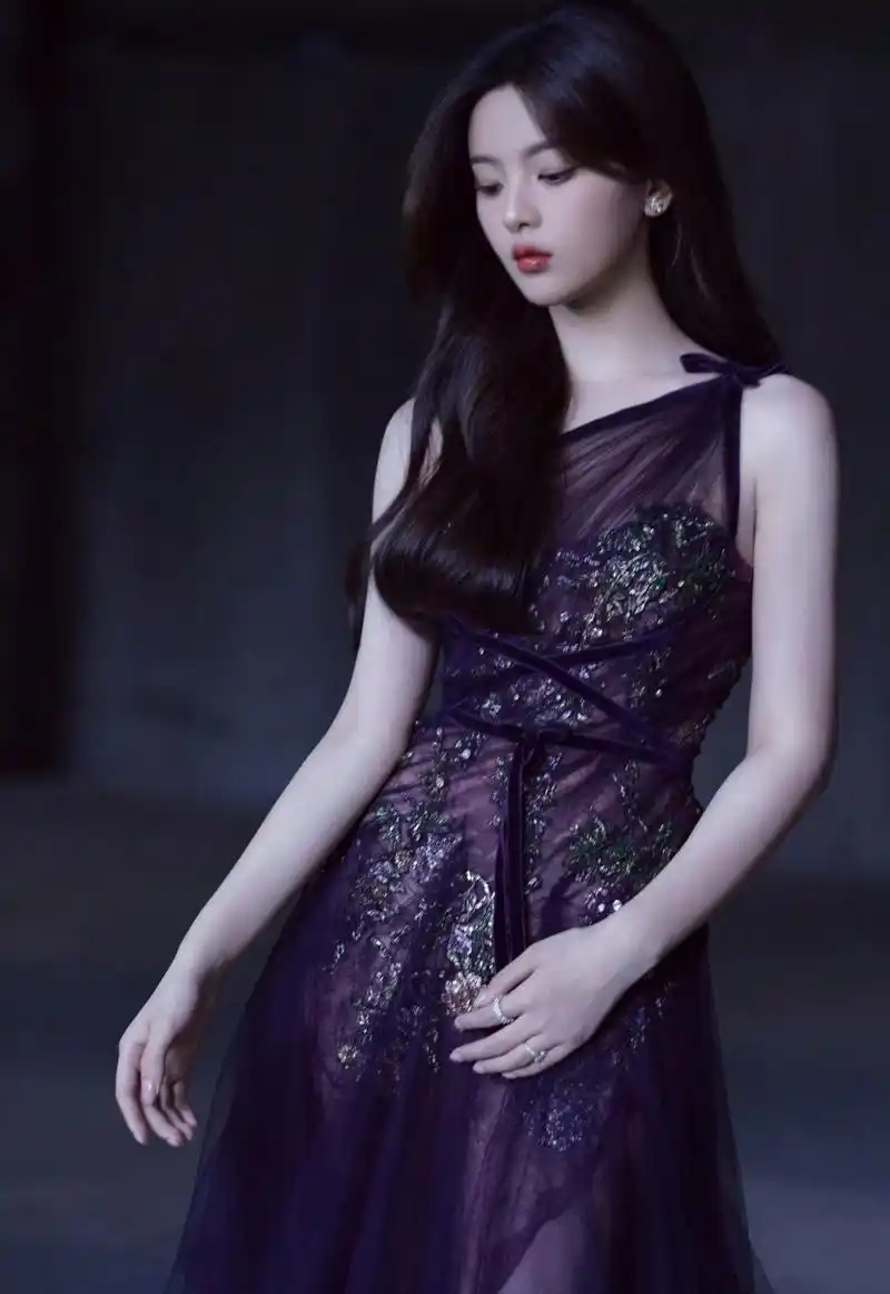 杨超越,深紫色吊带纱裙,性感迷人!