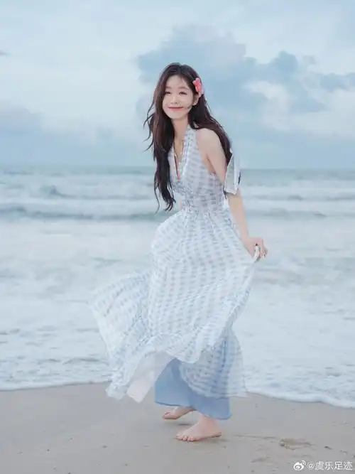 徐梦洁最新物料海边光脚戏水