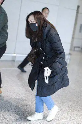 雪姨王琳宝刀未来黑色羽绒服搭配蓝色牛仔裤一点不像49岁