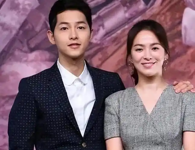 宋仲基陪英国妻子看比赛!夫妻同框似隔辈人,娇妻颜值不敌宋慧乔|娱乐