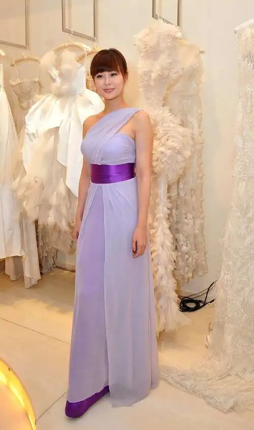 关悦穿衣有心机,这么紧的裙子还要缠几条带,勒出丰满身材惹人羡