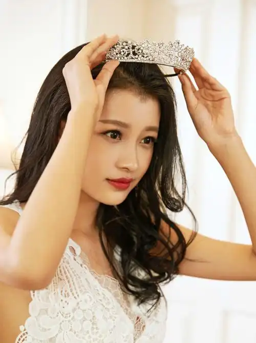 简介:孙怡性感迷人婚纱写真图片,分享一组孙怡图片给大家,图中的明星