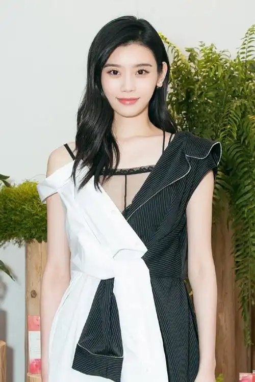 超模奚梦瑶,整容后有点"傻白甜",网友:没有以前的高级感