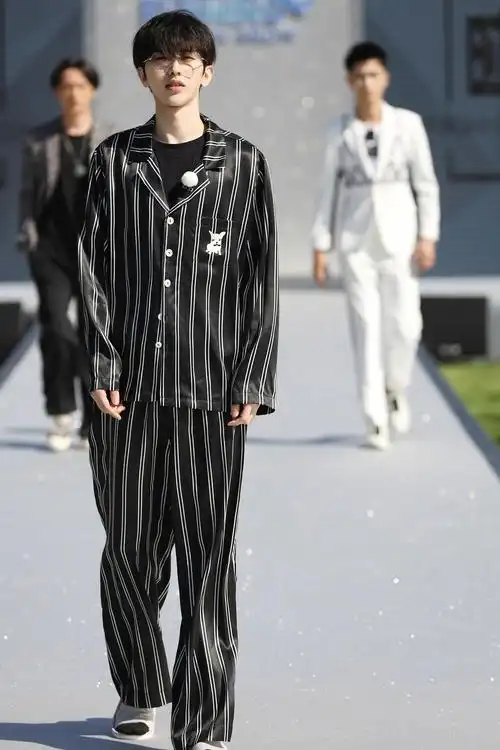 蔡徐坤今晚《奔跑吧》时装周,走秀造型look高清剧照出炉