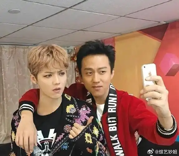 鹿晗晒合照给邓超庆生