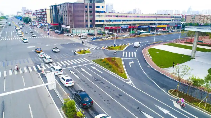 市城管执法局全面完成交通路口渠化改造及绿化美化工作