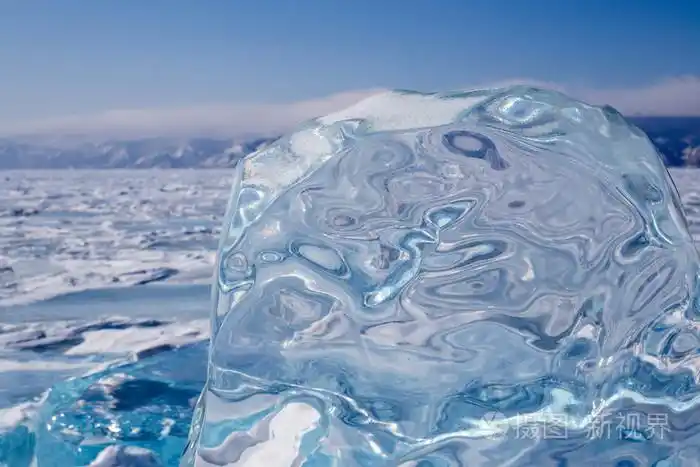 山上冰冻贝加尔湖表面的一块蓝色冰