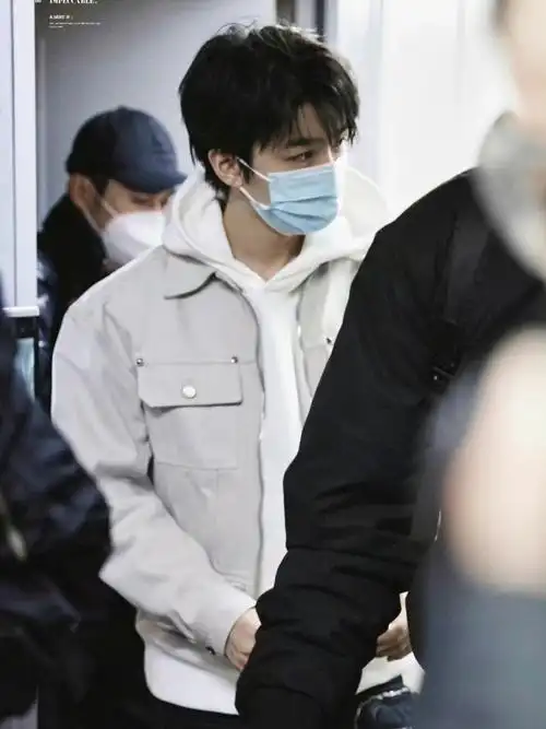 王俊凯上身privatepolicyss22牛仔外套