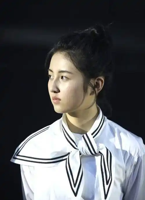 张子枫真是少女中的代表,穿上学生装之后,感觉更招人喜欢了_校服_白色