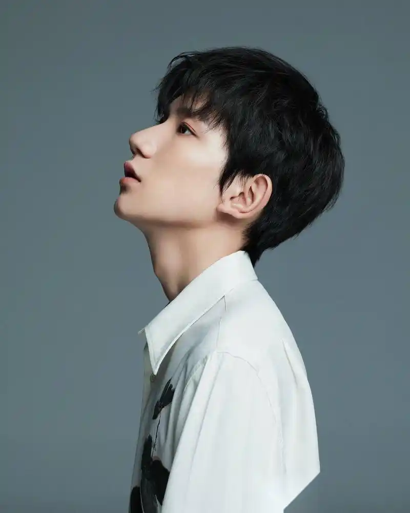 王源一组最新写真曝光,照片中王源随性坐在沙发一角直视镜头,眼神杀