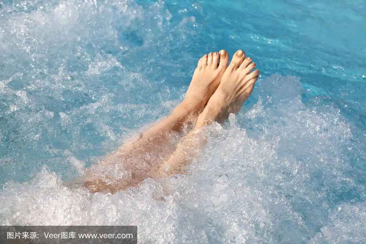 光着脚的女孩在热水池里洗澡