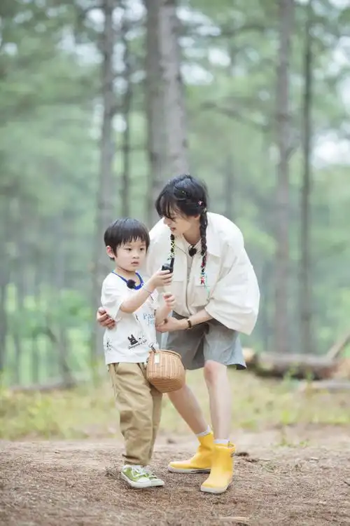 《奇妙小森林》郑爽草帽造型带娃 彩绳编发少女感十足