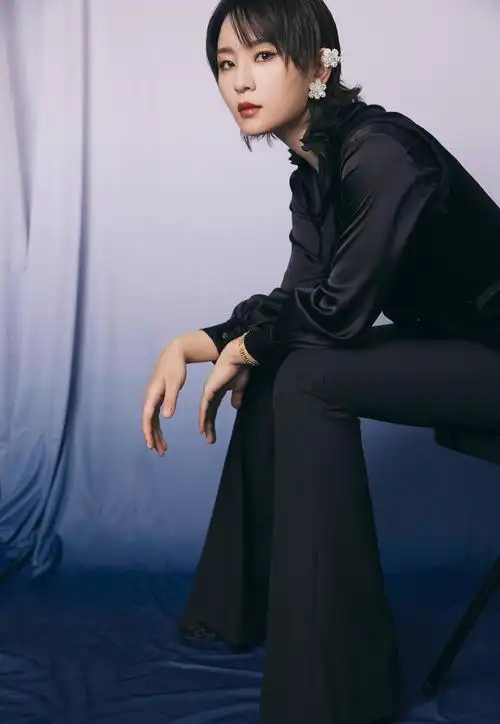 周笔畅纯黑酷飒写真照释出 强势耀眼气场全开