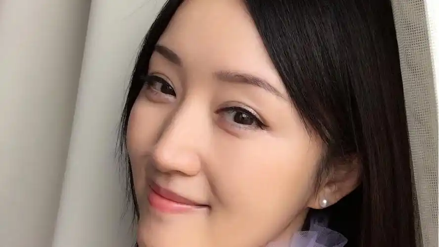 自拍达人杨钰莹微博晒素颜美照,手里的那本书成亮点