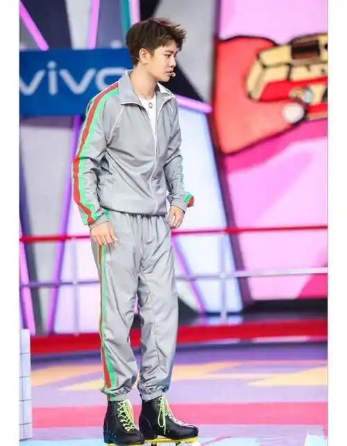 任嘉伦参加快乐大本营,不会滑旱冰,根本抑制不住体内的国超_娱乐_中国