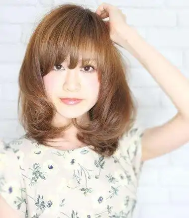 发根的头发比较服帖,有纹理感的女生发型设计,对脸型的修饰本身就很