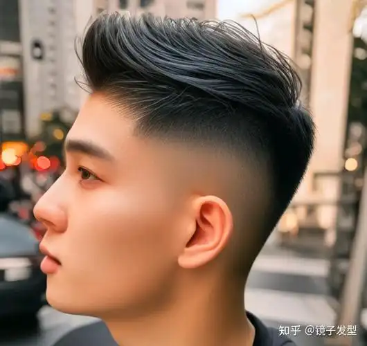 两侧铲短油头:这是一种比较复古的两侧铲短男士发型,头顶的头发保留