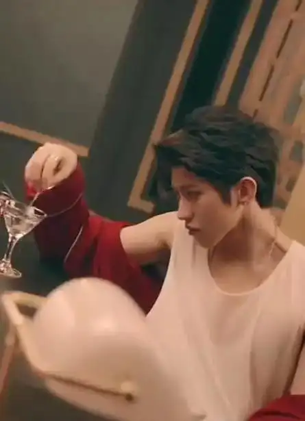 原创蔡徐坤喝酒睡衣不小心滑落引无数ikun尖叫