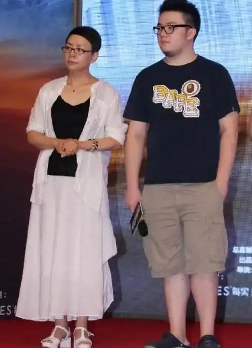 巴图首次晒全家福长子戴眼镜五官神似宋丹丹唯独缺了爷爷英达