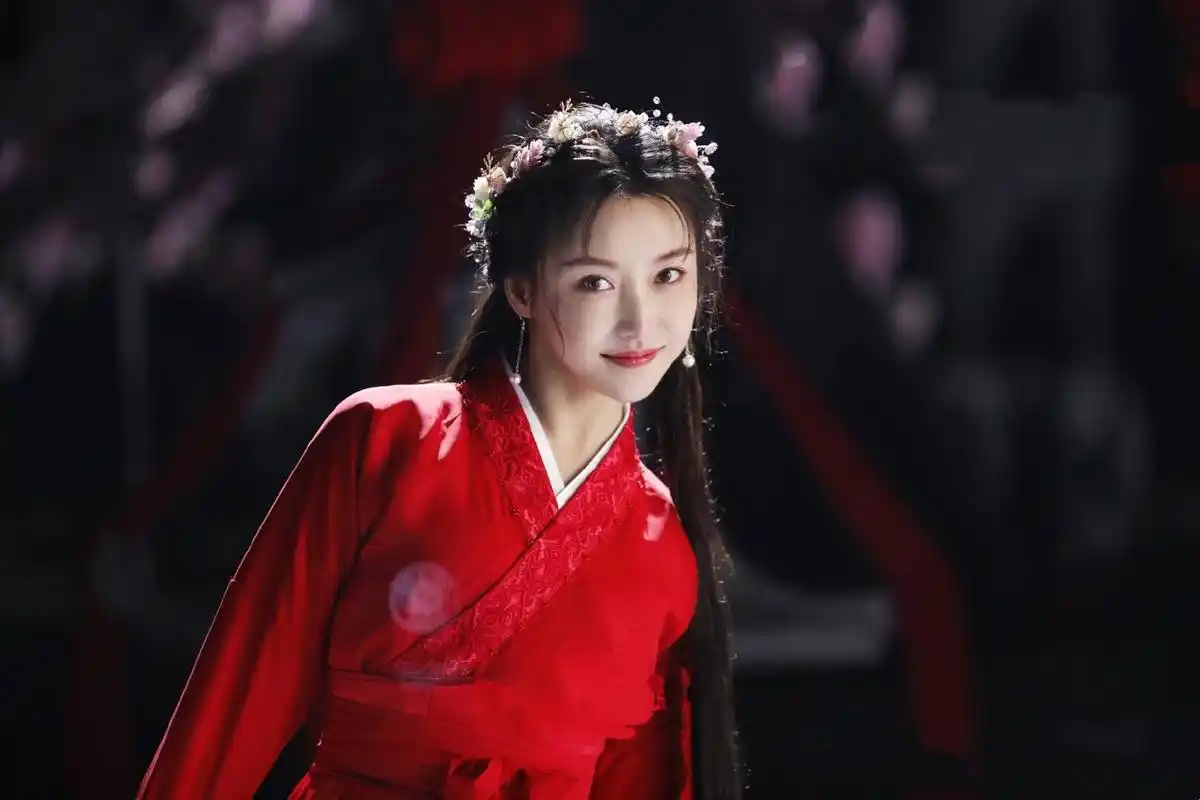 原创8岁丧父16岁火遍校园19岁被沦为笑柄姜贞羽艰难又幸运的24年