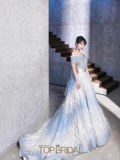 微博之夜杨紫身穿水雾蓝拽地羽毛纱裙