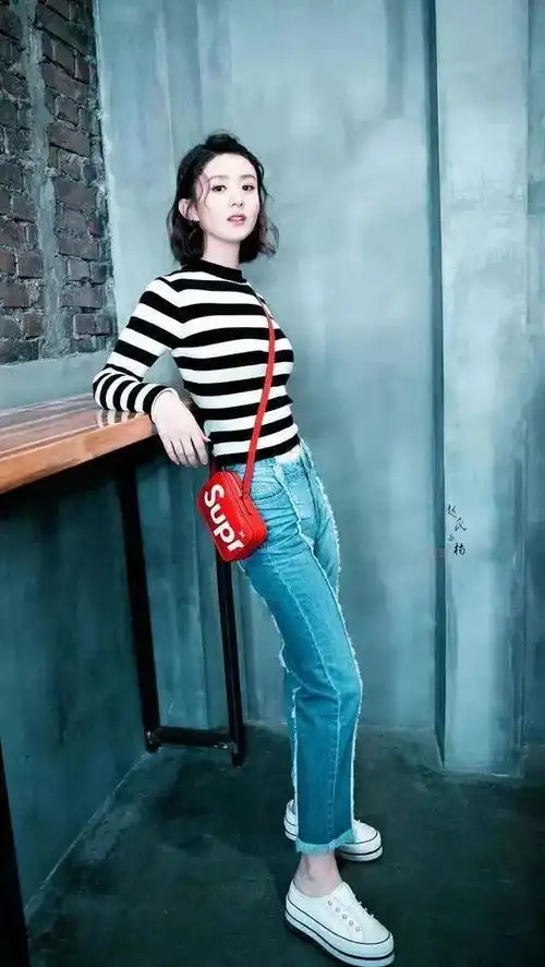 赵丽颖身穿衬衫配牛仔短裤展现纤细美腿让人看了都挪不开眼