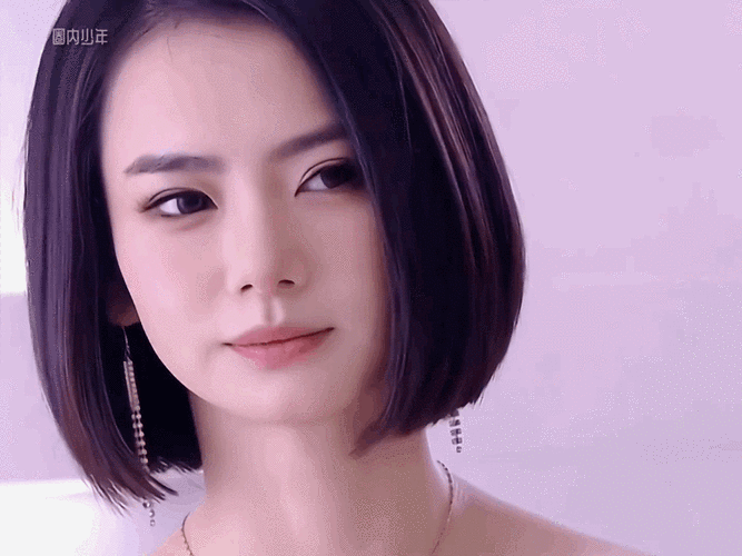 戚薇当时一头利落的短发,凭借浑厚低沉的嗓音和洒脱豪放的性格,被大家