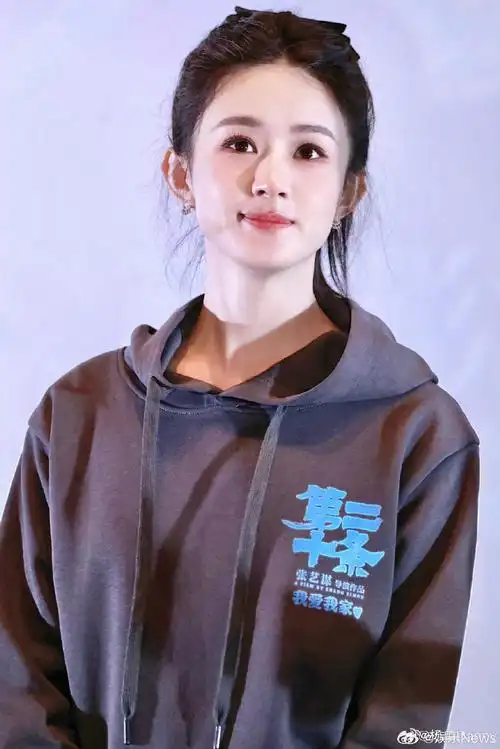 赵丽颖自己扎的丸子头