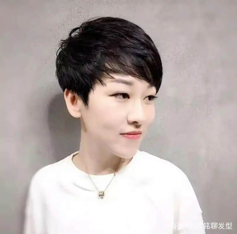 发际线低额头窄的女生,适合长发还是短发?