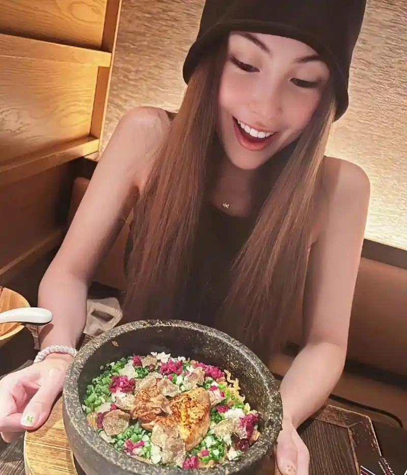 昆凌分享自拍加了美颜不像她了,脸型精致得像芭比娃娃,她戴着黑色帽子