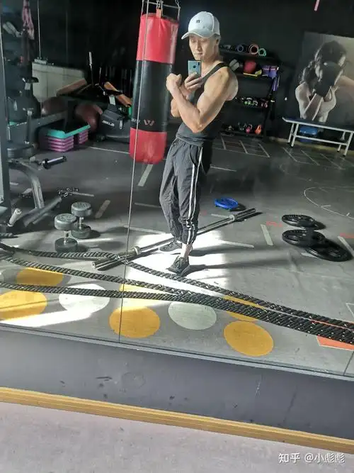 为什么在网上有很多肌肉男而现实生活中几乎都没几个肌肉男? - 知乎