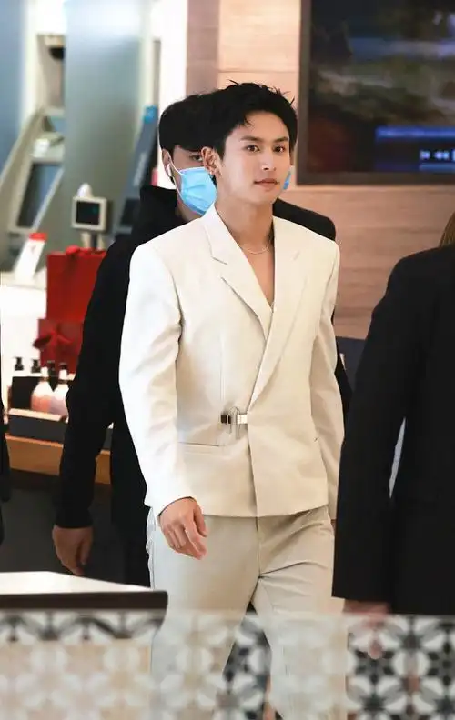 怪不得张哲瀚能爆火颜值帅气身材还好穿西服都藏不住肌肉