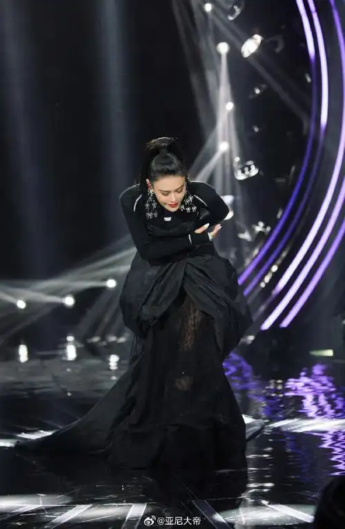 袁娅维速回歌手救急##隔壁浪姐 摇人##网友让袁娅维改名袁娟再战歌手