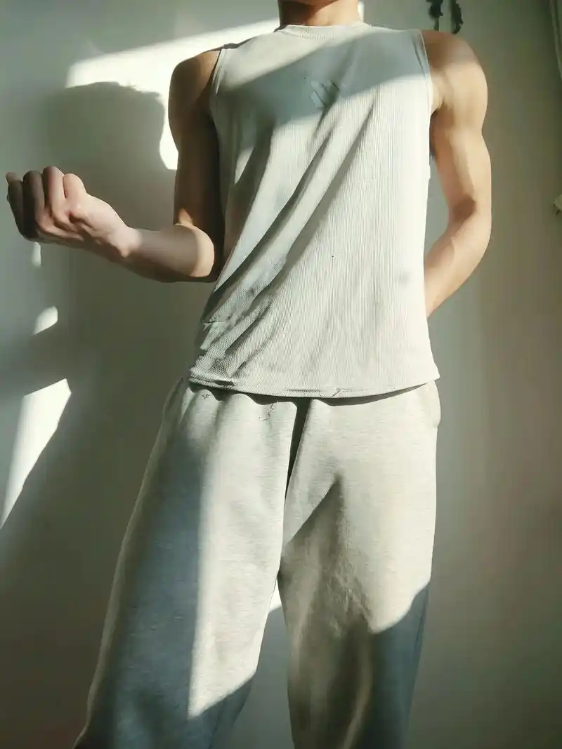 宽肩窄腰 #腹肌 #氛围感 #灰裤子 #大数据推荐给有需要的人