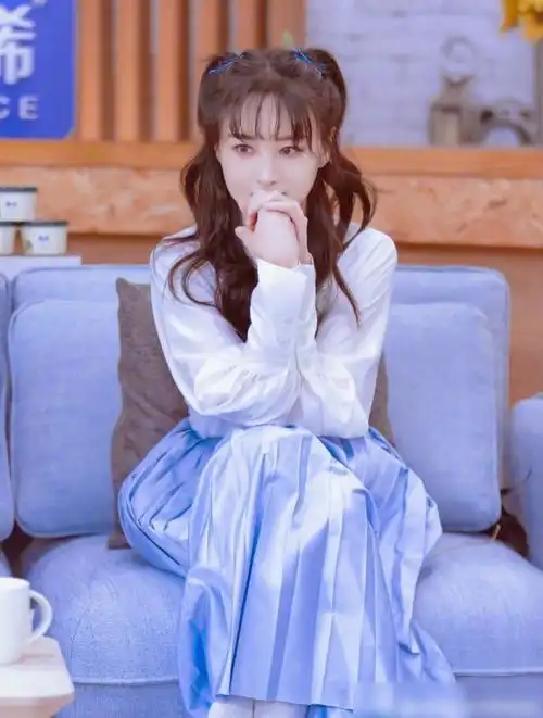 郑爽综艺官宣照治愈系穿搭很暖心镜头扫到下面脚上雨靴亮了