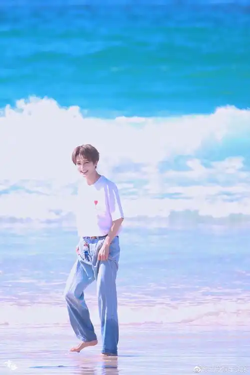 穿过头发穿过耳朵"朱正廷海边这组真的好干净好夏天,是清爽如风的少年