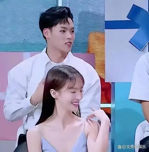 但是他的背景可不一般,还是成龙的外甥,在节目中,董又霖曾表示对金晨