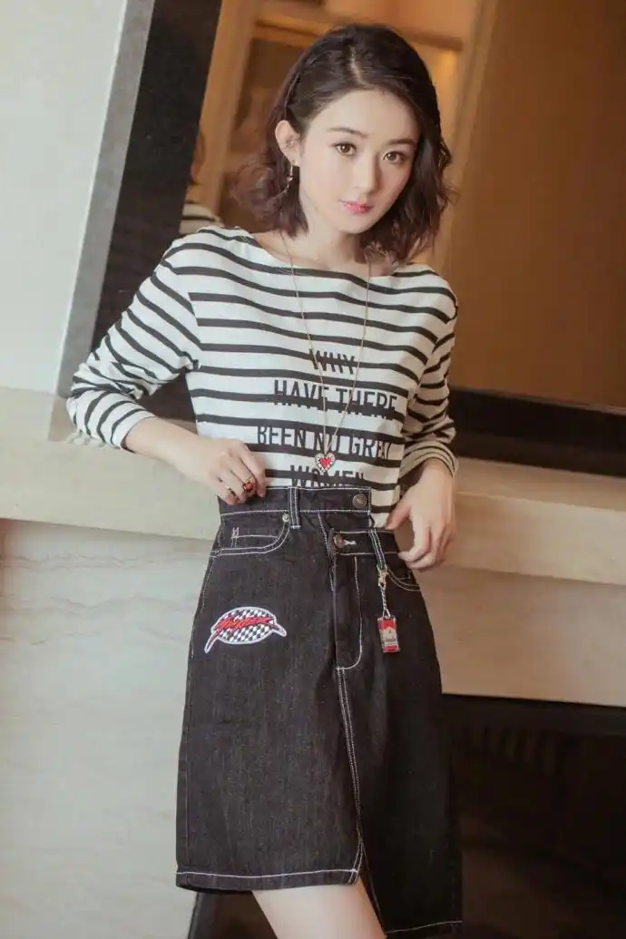 赵丽颖条纹上衣搭配牛仔短裙,一头小卷毛短发像洋娃娃