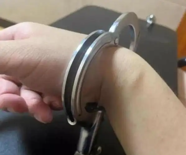 斗鱼主播直播喝酒,喝醉后暴打其他顾客,被铐上手铐带走