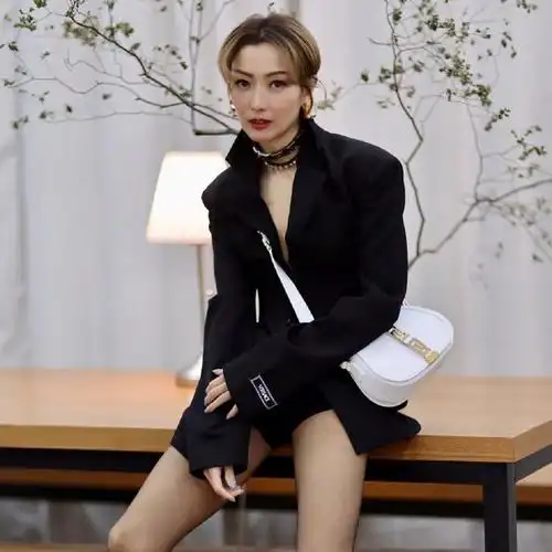 郑秀文的50岁   身材和状态太绝 !#.lns