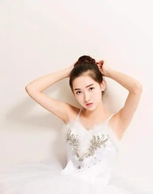 《少年派》邓小琪扮演者王玉雯长相清纯甜美,最后一张古装裙好仙