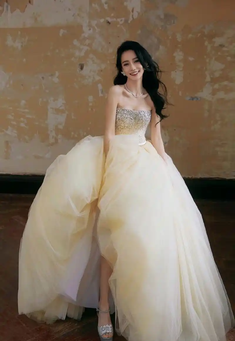 杨颖"金色抹胸长裙"也太美了吧!端庄优雅,真的美到心坎了