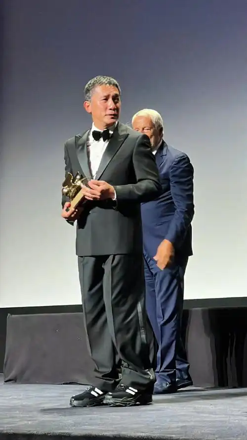 梁朝伟领取威尼斯终身成就奖