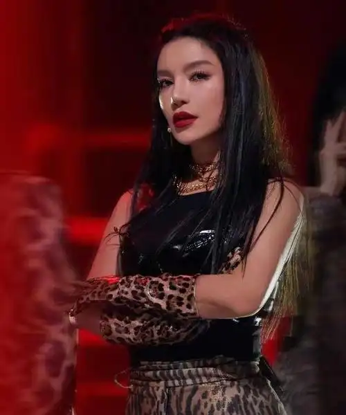 回顾超女冠军江映蓉因整容失败像怪物全身只剩眼珠是自己的